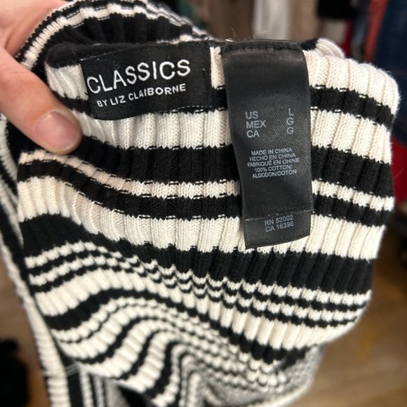 (NWOT) Black & White Stripped Turtle Neck Size LG - Picture 4 of 4